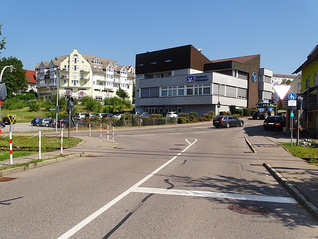 Die neue Volksbank wurde im gleichen Stil wie das Alno-Verwaltungsgebäude geplant und prägt heute noch den Ortseingang Pfullendorfs aus ...