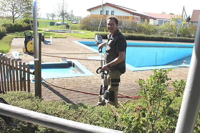 Volker Röhl schneidet die Hecke.