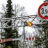 Ein bisschen lädiert sieht sie noch aus, die Höhenbegrenzung über der Brücke in der Peterzeller Straße. Nachdem am Dienstagabend ein ...