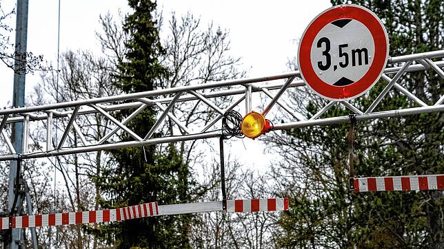 Ein bisschen lädiert sieht sie noch aus, die Höhenbegrenzung über der Brücke in der Peterzeller Straße. Nachdem am Dienstagabend ein ...