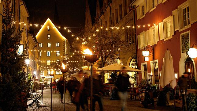 (Archivbild) So sah die Weihnachtsbeleuchtung in der Zollernstraße vor dem Brand von Juli 2024 aus. Doch die Feuerwehr musste bei den ...