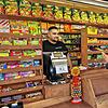 Der gebürtige Konstanzer Burak Sari ist neuer Pächter des Kiosks am Zähringerplatz. Stammkunde Ralph Bombeck freut sich: „Jetzt muss ich ...