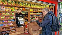 Der gebürtige Konstanzer Burak Sari ist neuer Pächter des Kiosks am Zähringerplatz. Stammkunde Ralph Bombeck freut sich: „Jetzt muss ich ...