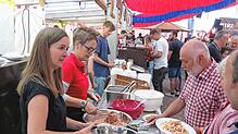 Auf zur Wurstsalat-Flat am Freitagabend: Wurstsalat in Mengen in verschiedenen Varianten halten die Helfer parat und füllen Teller für ...