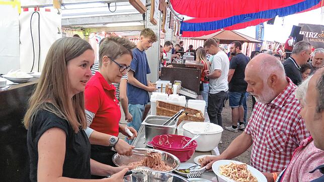 Auf zur Wurstsalat-Flat am Freitagabend: Wurstsalat in Mengen in verschiedenen Varianten halten die Helfer parat und füllen Teller für ...