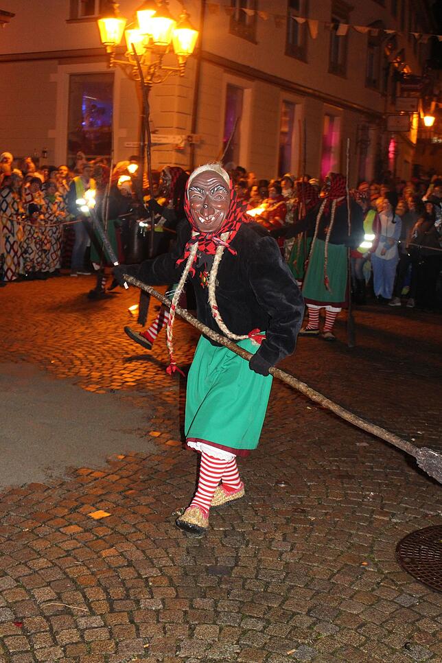 Wer schleicht denn da auf dem Pfullendorfer Marktplatz? Eine Furtwanger Hexe, die den Meckerer verbrennen will.