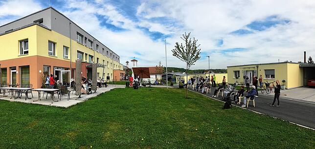 Den Menschen fehlten schnell die Kontakte und die Kultur. Auf diesem Foto ist ein Treffen am Senioren- und Pflegewohnheim Schauinsland ...