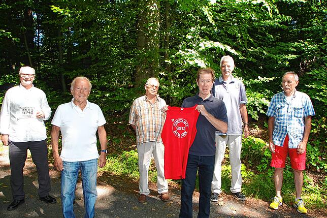 Sechs der acht Laufrecken von damals sind für das Gedächtnis der Region nochmals am Lorettowald zusammengekommen. Von links: Arno Kloke, ...