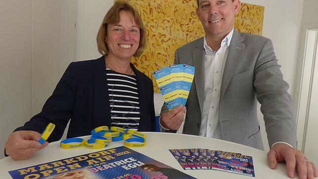 Lucie Fieber, Geschäftsführerin Markdorf Marketing, und Jens Neumann, Mitveranstalter der Markdorf Open Airs, laden ukrainische ...