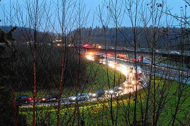 Durch die Sperrung der Autobahn staute sich der Verkehr am Dienstag kilometerlang.