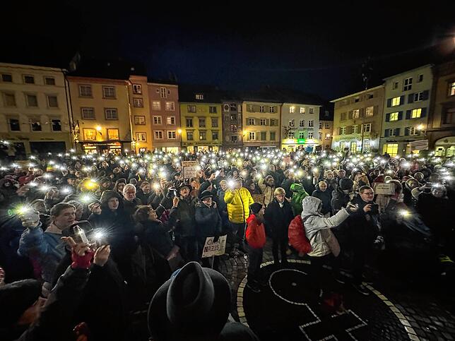 Bild 1: Mehr als 700 Menschen demonstrieren für mehr Menschlichkeit und Toleranz