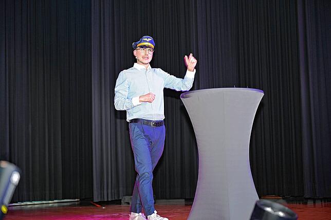 Frenetischen Beifall erntete „Kapitän“ Niklas Isele bei seinem Sketch „Traumschiff“, bei dem er seine ...