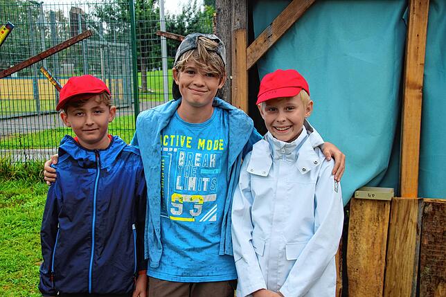 Lukas Müller, Lukas Bernhard und Levi Hennersdorf genießen die Ferienbetreuung im Abenteuerland des Familienzentrums.