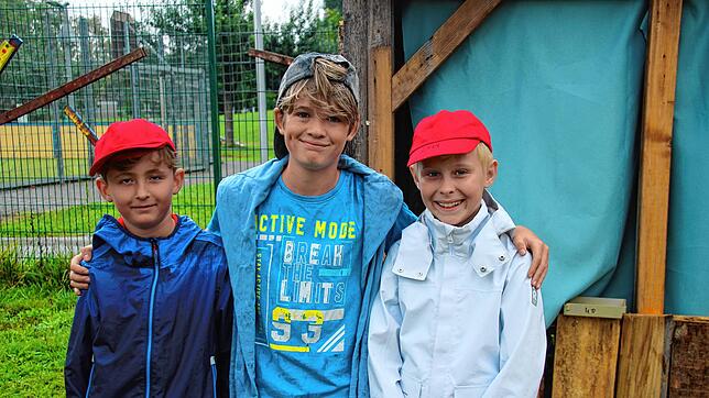 Lukas Müller, Lukas Bernhard und Levi Hennersdorf genießen die Ferienbetreuung im Abenteuerland des Familienzentrums.