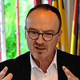 „Wir werden jetzt weniger Geld einnehmen als bisher und als geplant. Da wurde, aufs Ganze gerechnet, nicht in die Taschen gegriffen. Wir ...