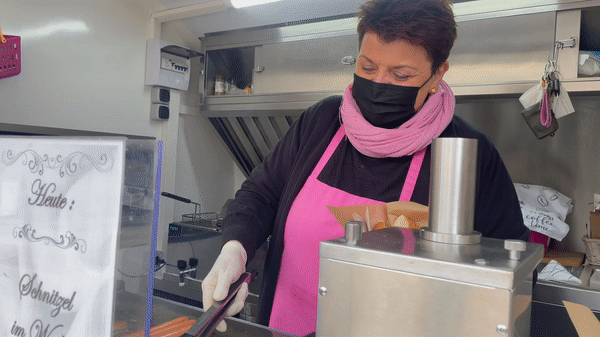 Mirella Fanelli steht mit ihrer Würstelbude vor dem Franziskaner in Villingen. Ans Aufgeben denkt sie nicht.