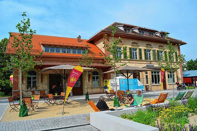 Nach jahrelanger Vernachlässigung nun ein Schmuckstück: Der Bahnhof wurde von privaten Investoren denkmalgerecht saniert, erneuert und ...