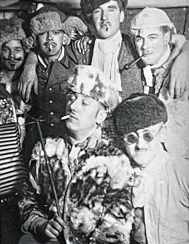 Charly Sauter (rechts mit Pfeife) organisierte für die Beobachtungseinheit in Russland im Jahr 1944 Schallmühlenabende mit Programm.