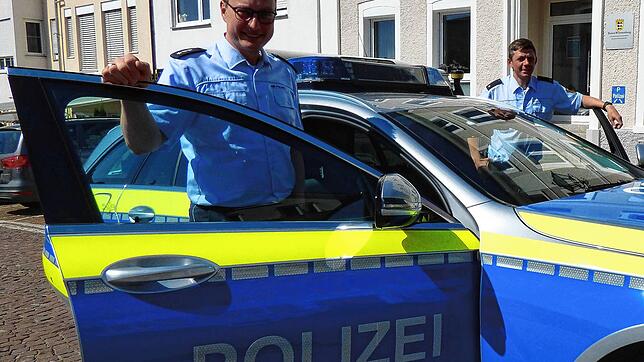 Robin Damast, Leiter des Polizeipostens Markdorf (links) und Stephan Stitzenberger, Leiter des Polizeireviers Überlingen, sind mit der ...