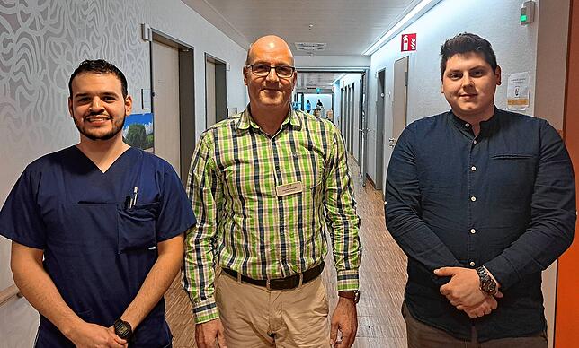 Guillermo Morales aus Mexiko (links) arbeitet als Pfleger im Schwarzwald-Baar Klinikum. Joachim Kwiotek (Mitte) leitet als ...