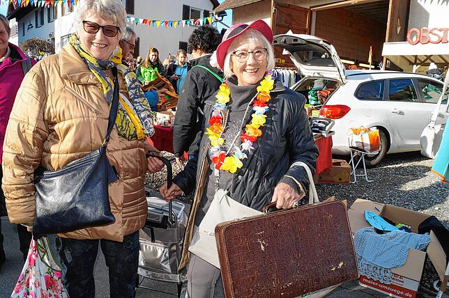 Linda Münich und Traudel Klaus waren schon früh da, um schöne Stücke zu ergattern.