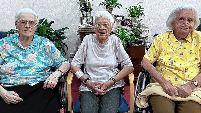 Sie kennen sich seit der Schulzeit und feiern ihre 100. Geburtstage im Pflegeheim St. Michael: Olga Wetzel (von links), Rosa Rusch und ...