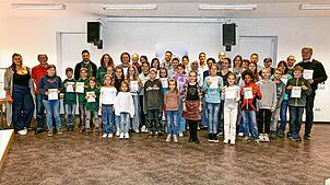 Vöhrenbach zeigt sich von seiner sportlichen Seite: Alle abgebildeten Personen freuen sich über ihren Erfolg bei der Abnahme des ...