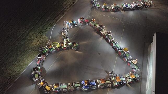 Auf dem Flugplatz in Biberach formieren sich Dutzende Schlepper zu einem Valentins-Gruß. Mit öffentlichkeitswirksamen Aktionen macht die ...