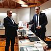 Uwe Rehnert (links), Mitglied der Interessengemeinschaft Kreuzäcker, übergibt die Unterschriften Bürgermeister Michael Schmitt.