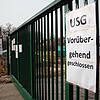 Die USG Umwelt Service GmbH in Stockach ist insolvent. Am großen Tor des Unternehmens hängen große Schilder, die darauf aufmerksam ...