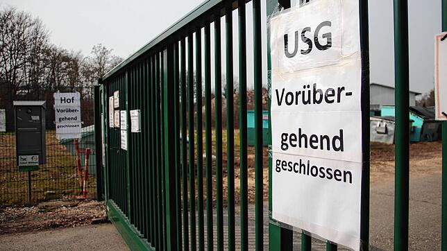 Die USG Umwelt Service GmbH in Stockach ist insolvent. Am großen Tor des Unternehmens hängen große Schilder, die darauf aufmerksam ...