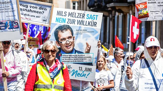 Neuenburg, Schweiz – 22. Mai 2021: Weit mehr als 10.000 Menschen haben in Neuenburg an einer bewilligten Kundgebung gegen die ...
