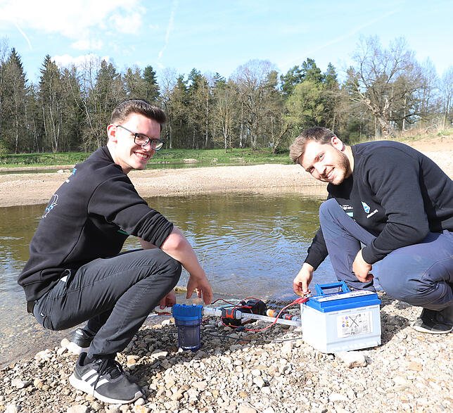 Die Wasserprobe läuft, innerhalb eienr Stunde werden 1.000 Liter gefiltert, und die Mikroteilchen in einem Filter gesammelt. Felix ...