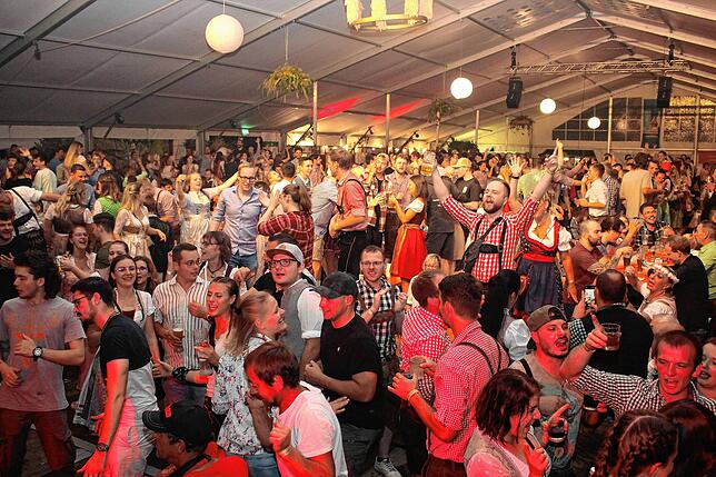 Bild 2: Partyabend auf der Bohlinger Sichelhenke mit dem Hofbräu-Regiment