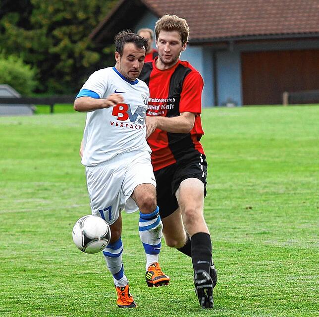 Zweikampfstark: Im Sommer 2012 traf Heiko Güntert (rechts) mit der SG Schlüchttal beim FC Erzingen im Zweikampf auf Marco Lohr, der ...