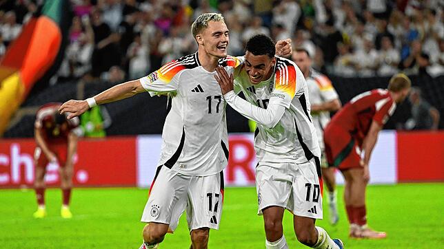 Florian Wirtz (links) jubelt mit seinem Team-Kollegen Jamal Musiala über seinen Treffer zum 3:0.