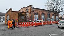Abgesperrt ist es schon, auch Bauarbeiter sind bereits vor Ort: Der Abriss des Waschhauses steht kurz bevor.