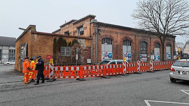 Abgesperrt ist es schon, auch Bauarbeiter sind bereits vor Ort: Der Abriss des Waschhauses steht kurz bevor.