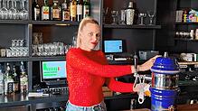 Sanja Krajinovic steht hinter der Theke und zapft ein Bier. In ihrer Green Bar laufen Fußballspiele auf den Bildschirmen und es darf ...
