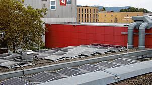 Die seit Oktober 2024 installierte PV-Anlage auf dem unteren Dach des Milchwerks. Solaranlagen auf städtischen Gebäuden haben neben ...