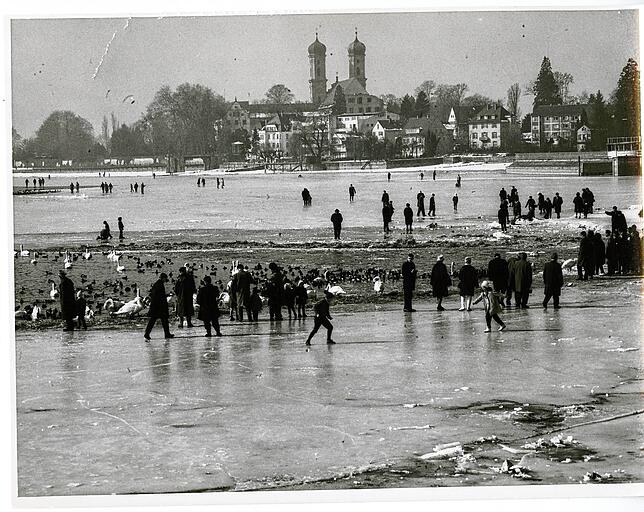 Auch zwischen Freitreppe und Schlosshafen in Friedrichshafen ging für Schiffe 1963 – bei der bislang letzten Seegfrörne – ...