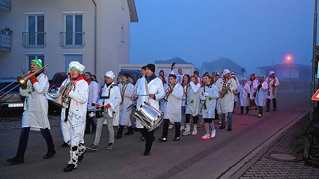 Auch in Oberlauchringen wurden die Einwohner zu früher Morgenstunde von der Narrenmusik der Räbenheim aufgeweckt.