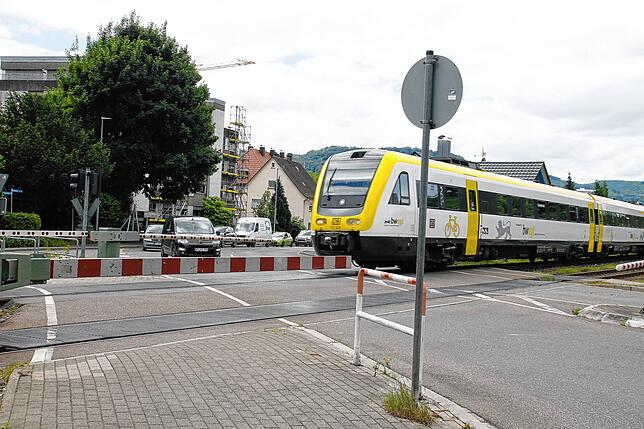 Zur Freude von Pendlern: Zwei Mal statt aktuell ein Mal pro Stunde soll der IRE ab Dezember 2027 auf der Hochrheinstrecke fahren.