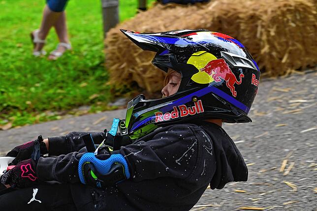 Sicherheit ist alles. Und wenn es Papas Motorradhelm ist, den sich diese Fahrerin geschnappt hat.