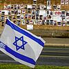 Ein Land unter Schock: In Tel Aviv suchen Menschen mit Hilfe von Fotos nach ihren vermissten Angehörigen.