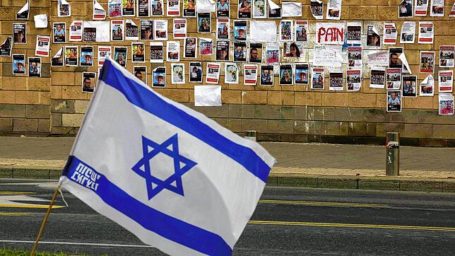 Ein Land unter Schock: In Tel Aviv suchen Menschen mit Hilfe von Fotos nach ihren vermissten Angehörigen.