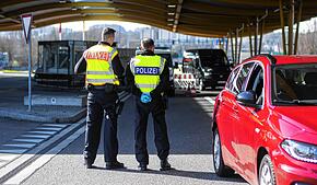(Archivbild) Bundespolizisten kontrollieren am schweizerisch-deutschen Grenzübergang zwischen Kreuzlingen und Konstanz Reisende. Hier ...
