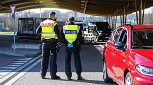 Bundespolizisten an der Grenze zur Schweiz in Konstanz, hier ein Archivbild. Trotz Ankündigung war am Mittwoch und Donnerstag bisher ...