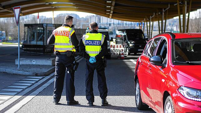 Bundespolizisten an der Grenze zur Schweiz in Konstanz, hier ein Archivbild. Trotz Ankündigung war am Mittwoch und Donnerstag bisher ...