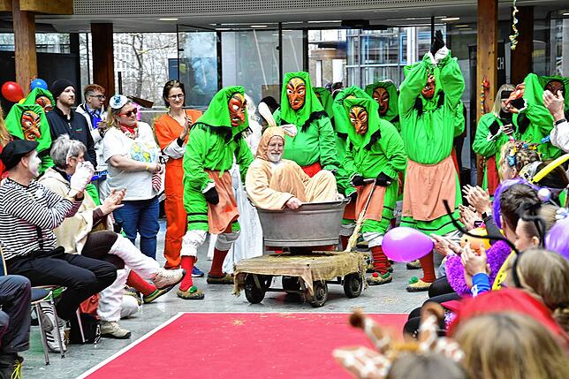 Bild 8: Fasnacht 2025: Hexen rollten im Villinger Landratsamt den roten Teppich aus - Die schönsten Bilder!